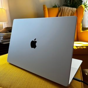 Apple MacBook Pro 16” Silver (2023) M2 Max, 12 core CPU, 1TB SSD, 32GB RAM, 140W